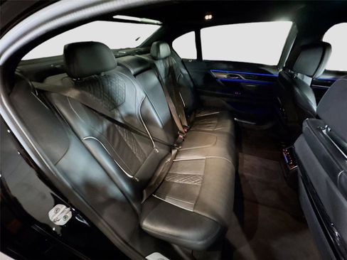 Used 2022 BMW 740i w/ M Sport Package RWD image 12