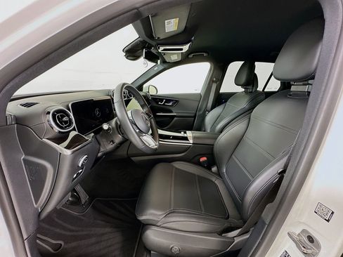 Used 2025 Mercedes-Benz GLC 300 4MATIC image 22