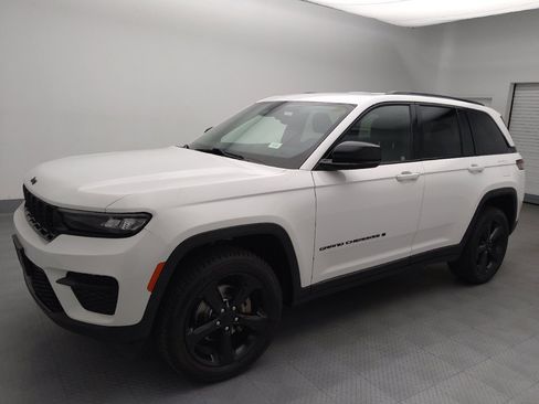 Used 2023 Jeep Grand Cherokee Altitude AWD/4WD image 2