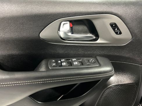 Used 2025 Chrysler Pacifica Select image 14