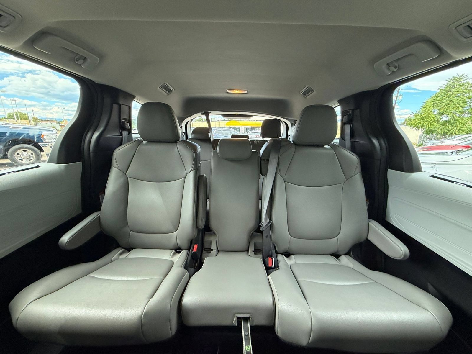 Used 2025 Toyota Sienna XLE FWD image 39