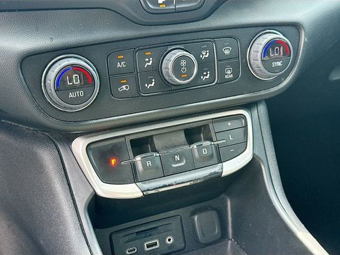 Used 2022 GMC Terrain SLT w/ LPO, 'HIT The Road' Package FWD image 13