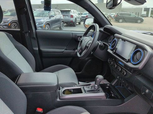 Used 2022 Toyota Tacoma TRD Off-Road AWD/4WD image 7