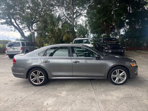 Used 2012 Volkswagen Passat TDI SE FWD image 6