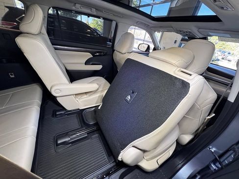 Certified 2024 Toyota Highlander Platinum AWD/4WD image 52