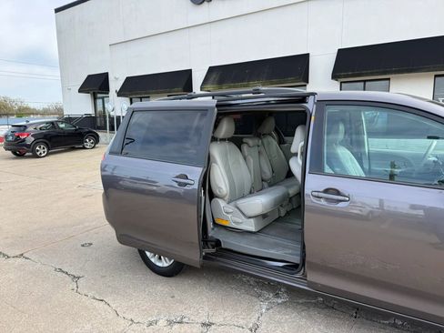 Used 2012 Toyota Sienna XLE image 23