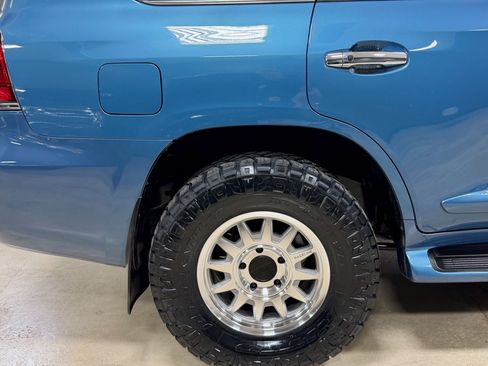 Used 2010 Lexus LX 570 4WD w/ Luxury Pkg image 17