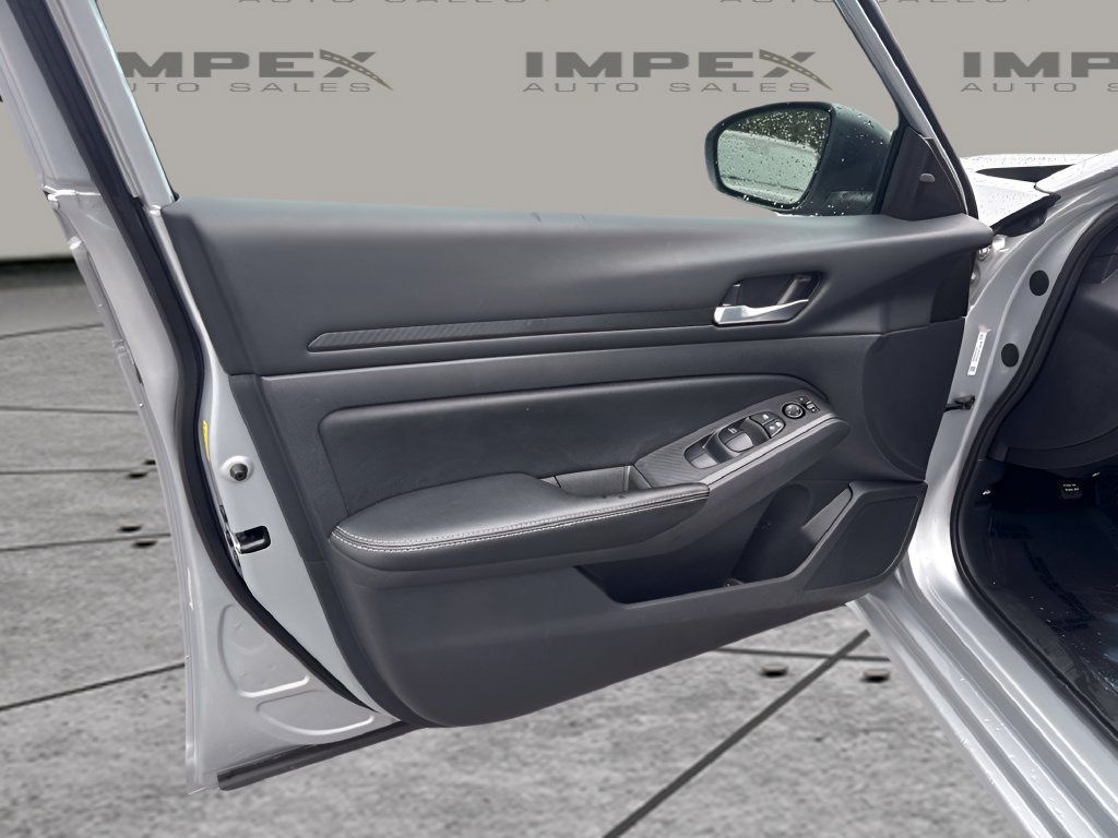 Used 2025 Nissan Altima 2.5 SV FWD image 21