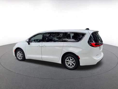 Used 2023 Chrysler Pacifica Touring-L image 10