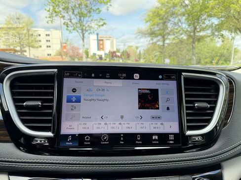 Used 2023 Chrysler Pacifica Limited FWD image 22