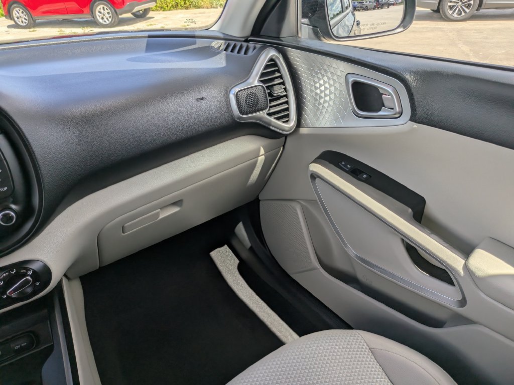 Certified 2025 Kia Soul LX w/ LX Technology Package FWD image 17