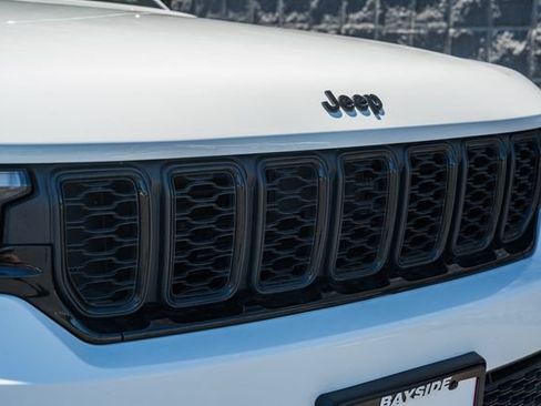 Used 2023 Jeep Grand Cherokee Limited w/ Black Appearance Package AWD/4WD image 18