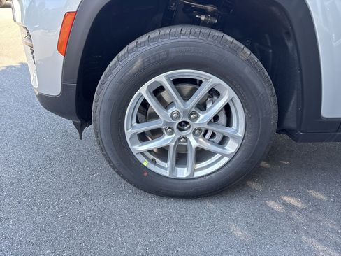 New 2025 Jeep Grand Cherokee Laredo X w/ Luxury Tech Group I image 11