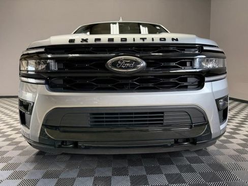 Used 2024 Ford Expedition Max Limited AWD/4WD image 3