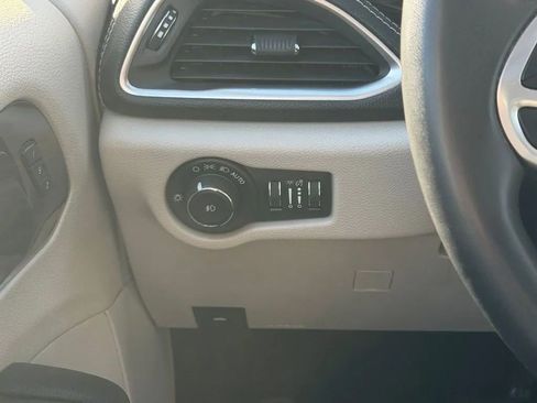 Used 2022 Chrysler Pacifica Limited image 14