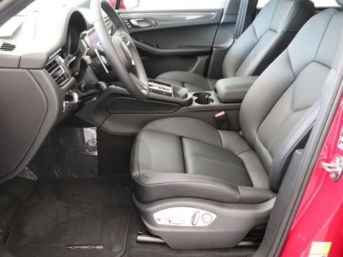 Used 2025 Porsche Macan image 5