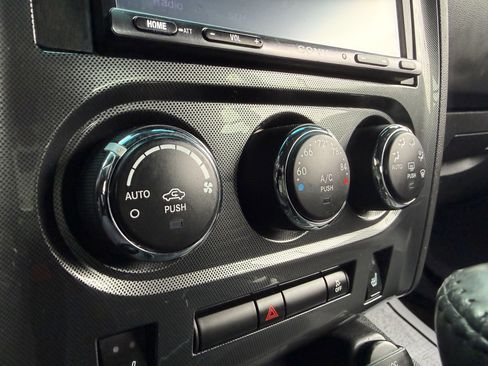 Used 2011 Dodge Challenger image 41