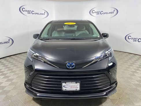 Used 2025 Toyota Sienna XLE image 2