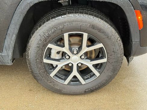 Used 2023 Jeep Grand Cherokee Limited AWD/4WD image 9