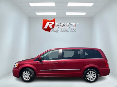 Used 2014 Chrysler Town & Country Touring image 12