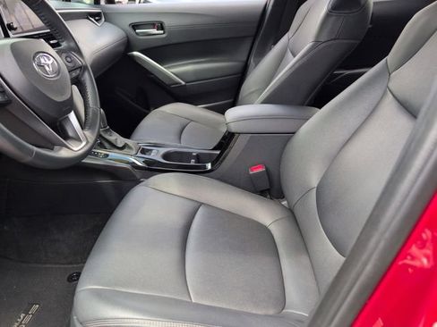 Used 2023 Toyota Corolla Cross XLE w/ Convenience Package FWD image 11