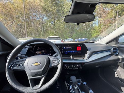 Used 2025 Chevrolet Trax LT FWD image 34