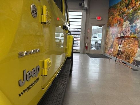 Used 2022 Jeep Wrangler Unlimited Sahara w/ Cold Weather Group image 16