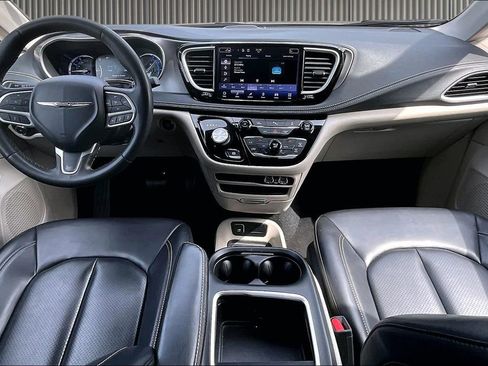 Used 2023 Chrysler Pacifica Touring-L FWD image 16