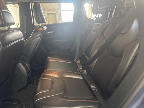 Used 2019 Jeep Cherokee Trailhawk w/ Cold Weather Group AWD/4WD image 18