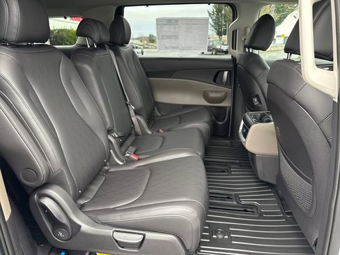 New 2026 Kia Carnival EX FWD image 10