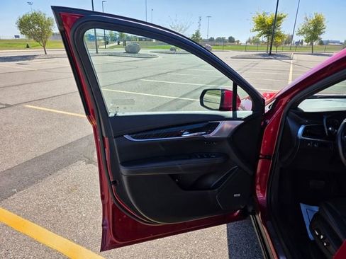 Used 2023 Cadillac XT6 Premium Luxury image 4