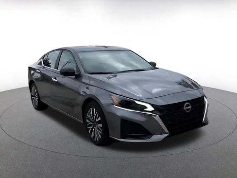 Used 2025 Nissan Altima 2.5 SV image 3