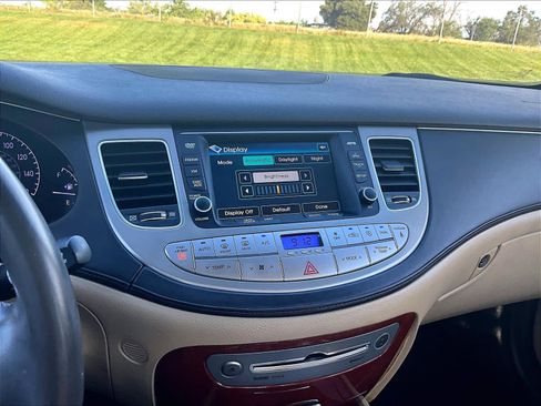 Used 2013 Hyundai Genesis 3.8 w/ Premium Pkg image 39
