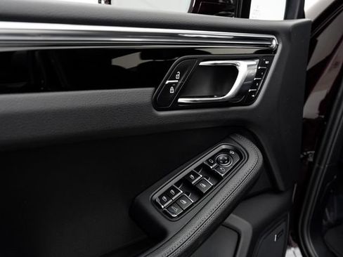Certified 2026 Porsche Macan AWD/4WD image 9