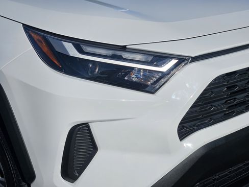 Used 2022 Toyota RAV4 XLE image 6