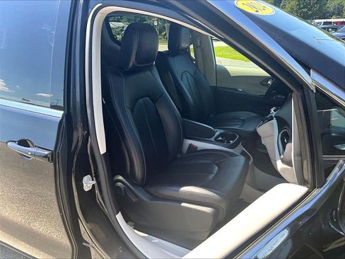 Used 2024 Chrysler Pacifica Touring-L FWD image 11