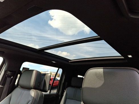 Used 2022 Chevrolet Suburban RST w/ Luxury Package image 17