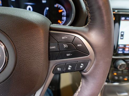 Used 2020 Jeep Grand Cherokee Overland image 25