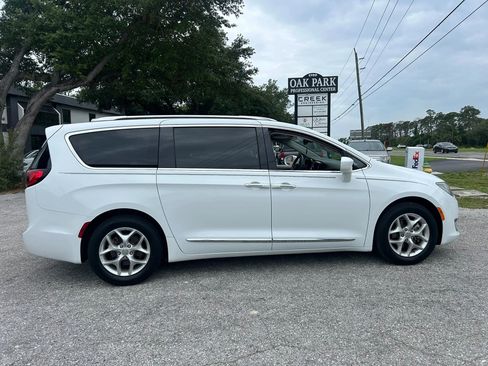 Used 2018 Chrysler Pacifica Touring-L Plus w/ Tire & Wheel Group FWD image 18