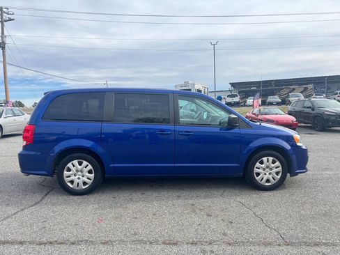 Used 2018 Dodge Grand Caravan SE w/ UConnect Hands-Free Group image 4