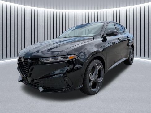 New 2026 Alfa Romeo Tonale w/ Black Premium Package image 19