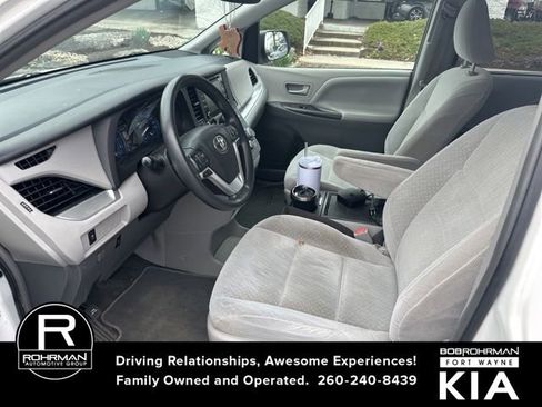Used 2018 Toyota Sienna LE image 10