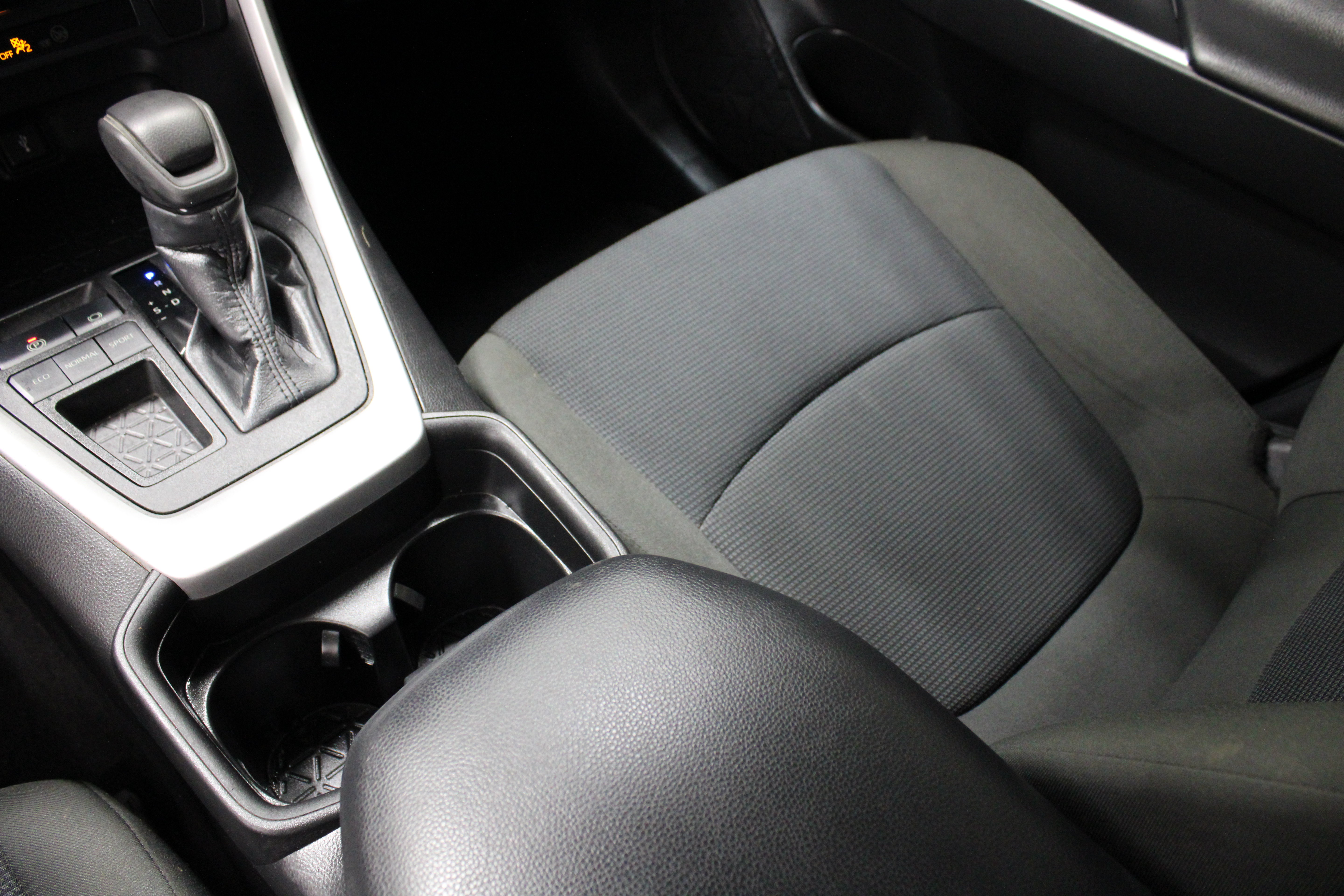 Used 2021 Toyota RAV4 LE FWD image 16