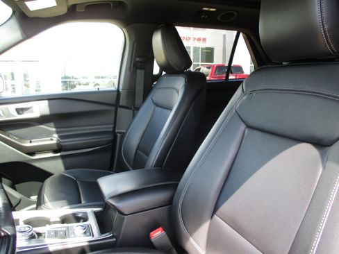 Used 2020 Ford Explorer XLT w/ Equipment Group 202A AWD/4WD image 36