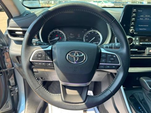 Used 2022 Toyota Highlander XLE AWD/4WD image 26