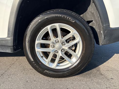 Certified 2023 Jeep Grand Cherokee Laredo AWD/4WD image 14