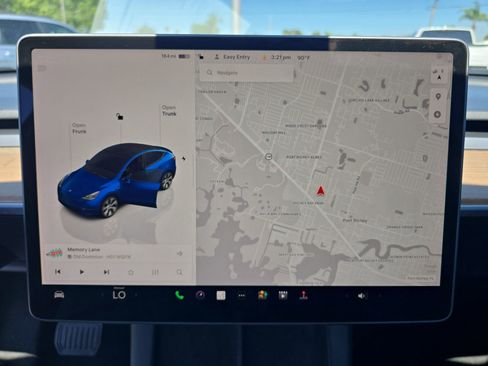 Used 2022 Tesla Model Y Long Range AWD/4WD image 18