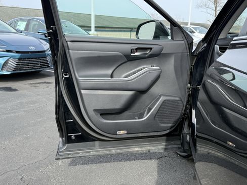Used 2023 Toyota Highlander XLE image 22