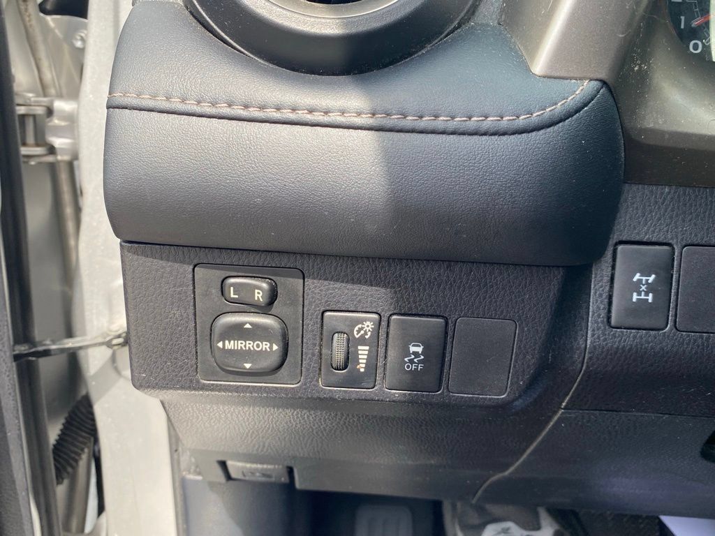 Used 2013 Toyota RAV4 XLE AWD/4WD image 25