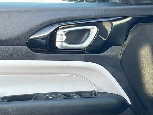 Used 2023 Jeep Compass Limited image 17